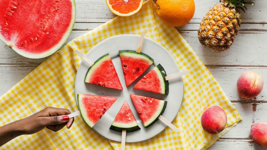 Görögdinnye darabok pálcákon